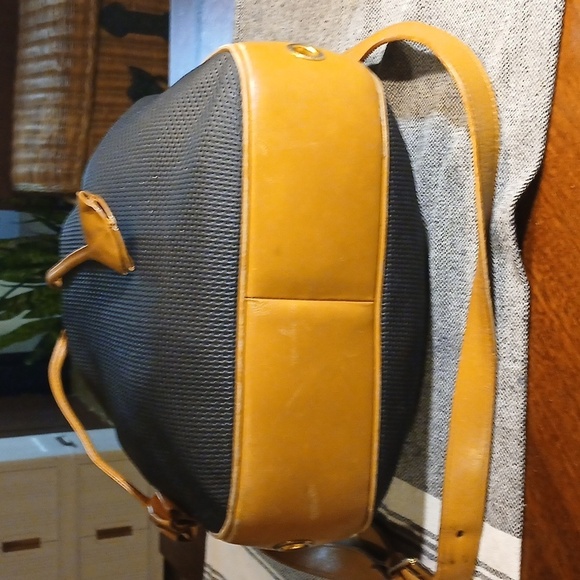 Stylish Black and Tan Men's Bag - Picture 6 of 16